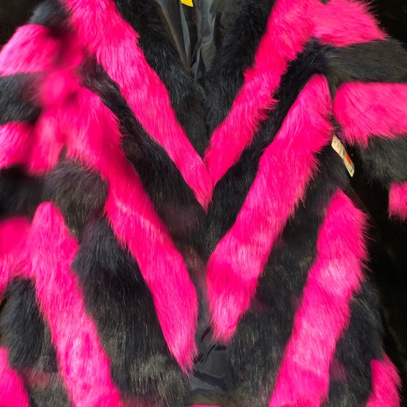 💕🪩 If you are interested in finding a sassy but classy coat, this is the one. - Picture 2 of 8